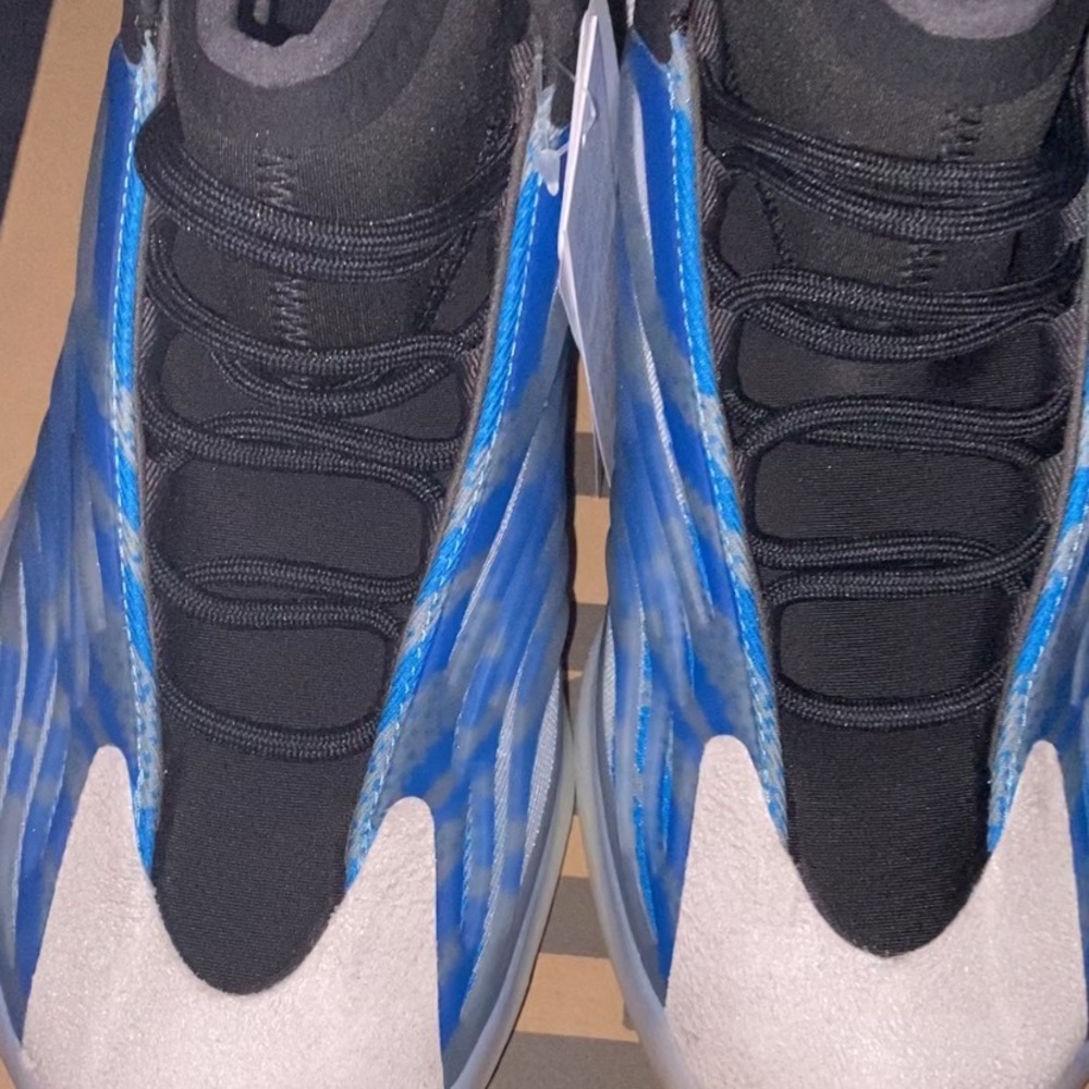 YEEZY QNTM FROZEN BLUE 9.5 MENS